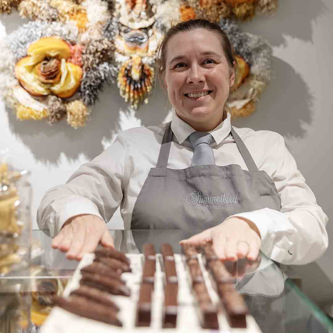 Medarbejder fra Summerbird på Frederiksberg, sætter fad med chokolade frem.